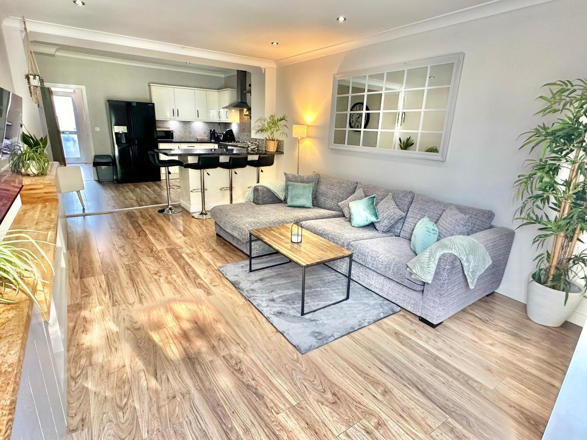Holiday home Family Three Bedroom - Outbuilding Games - Walk To Town And - Free Parking