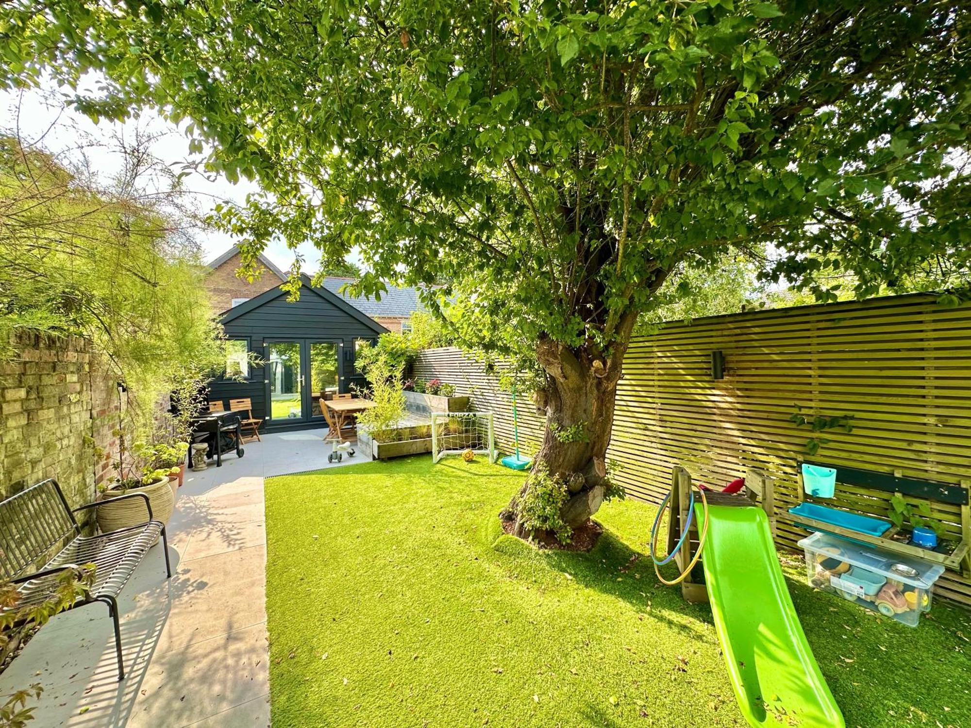 Family Three Bedroom - Outbuilding Games - Walk To Town And - Free Parking *