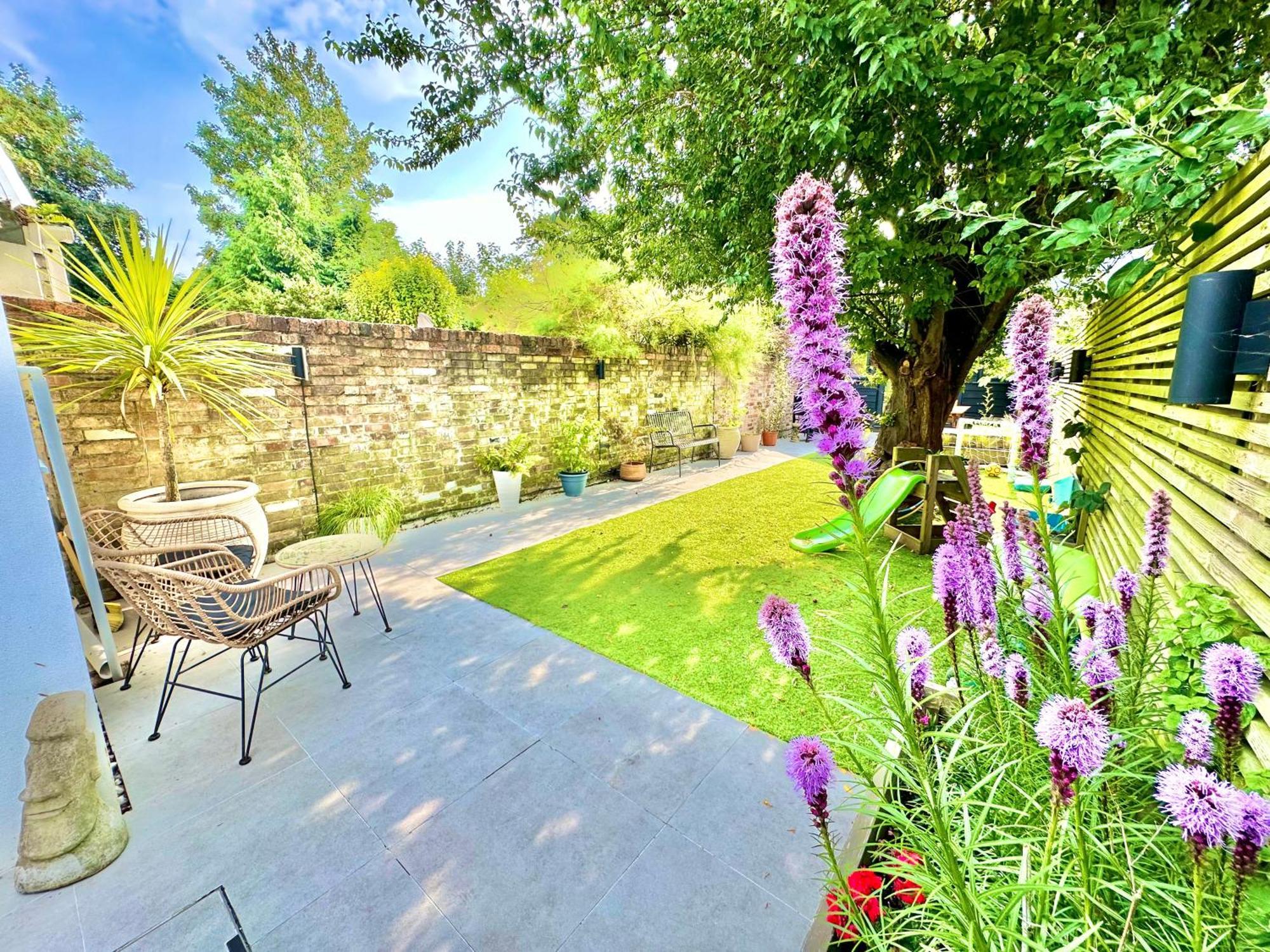 Family Three Bedroom - Outbuilding Games - Walk To Town And - Free Parking *