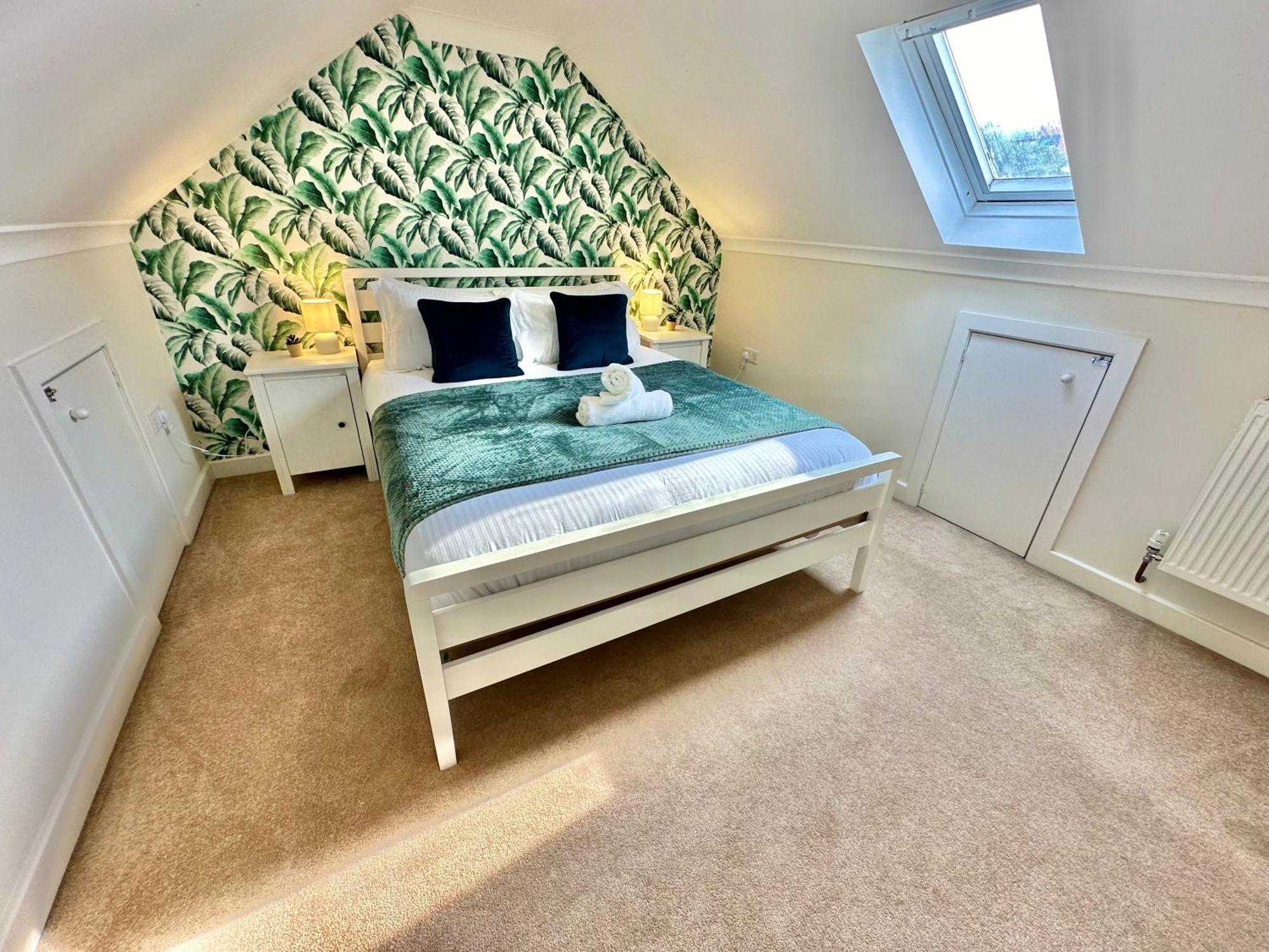 Family Three Bedroom - Outbuilding Games - Walk To Town And - Free Parking