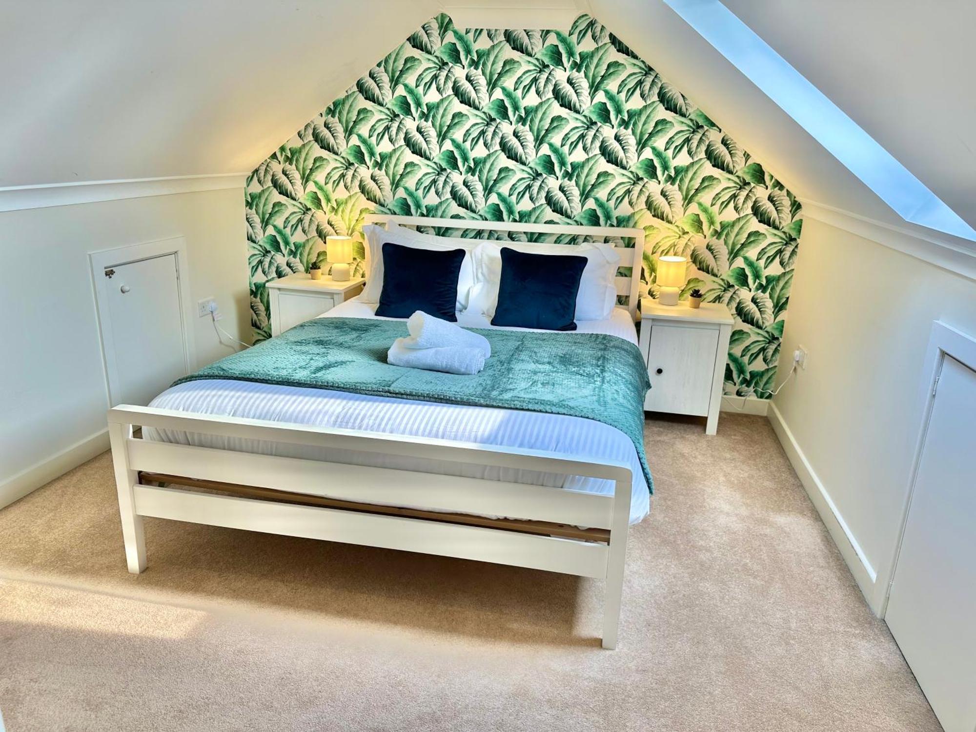 Family Three Bedroom - Outbuilding Games - Walk To Town And - Free Parking