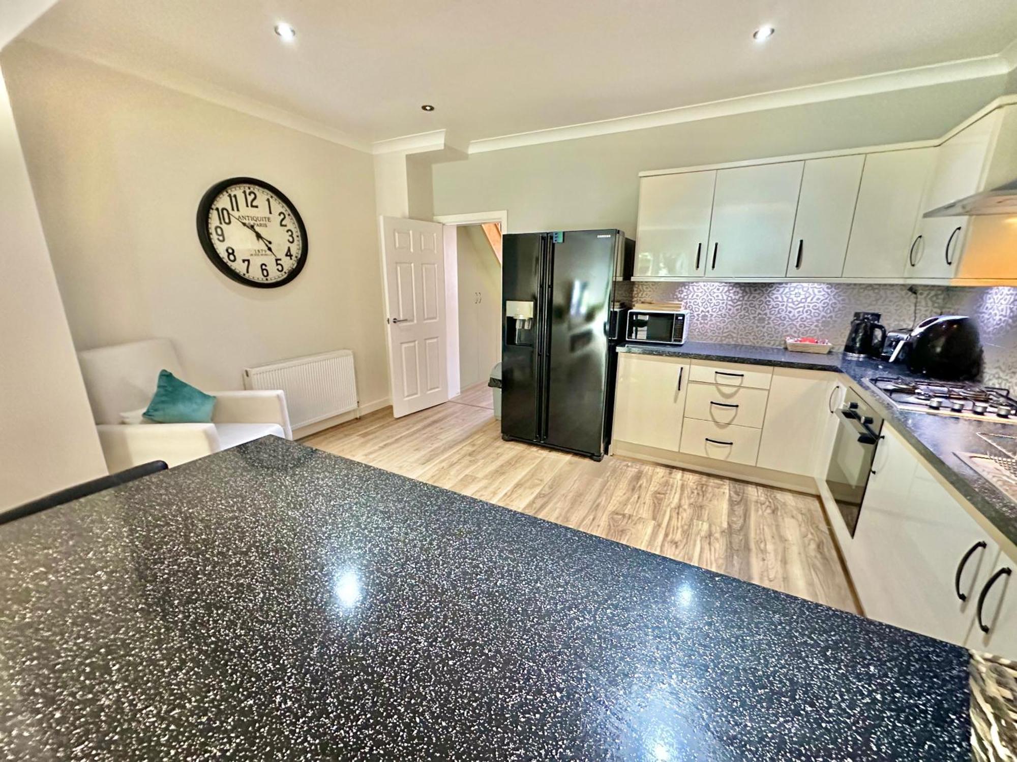 Holiday home Family Three Bedroom - Outbuilding Games - Walk To Town And - Free Parking *