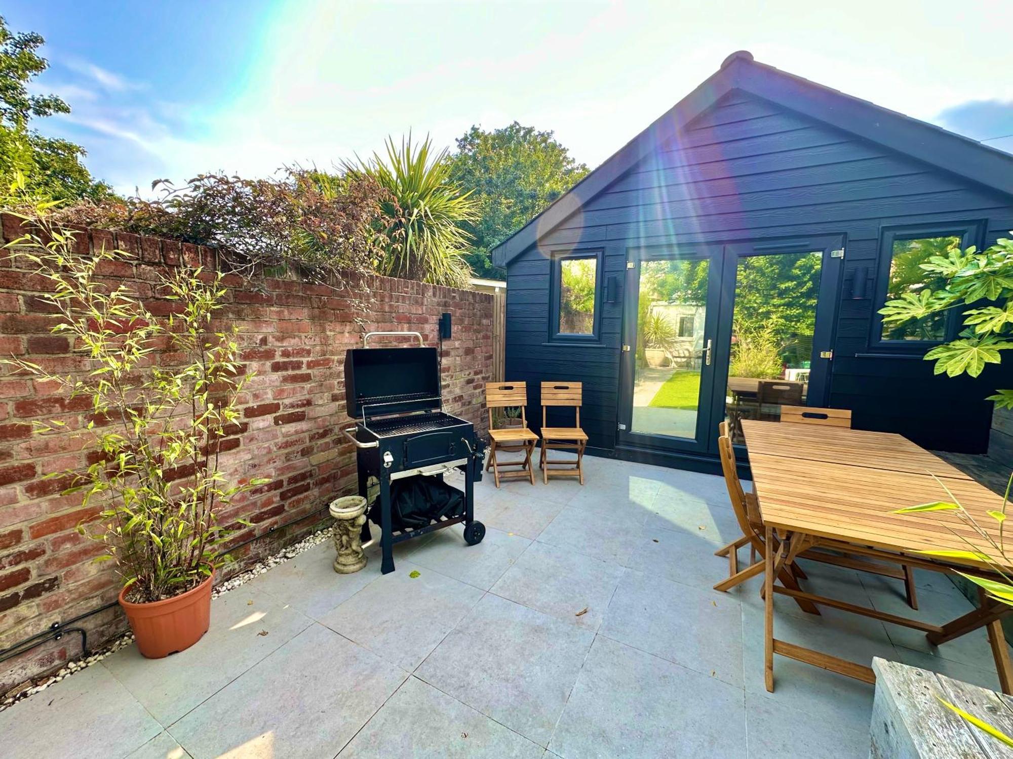 Family Three Bedroom - Outbuilding Games - Walk To Town And - Free Parking *