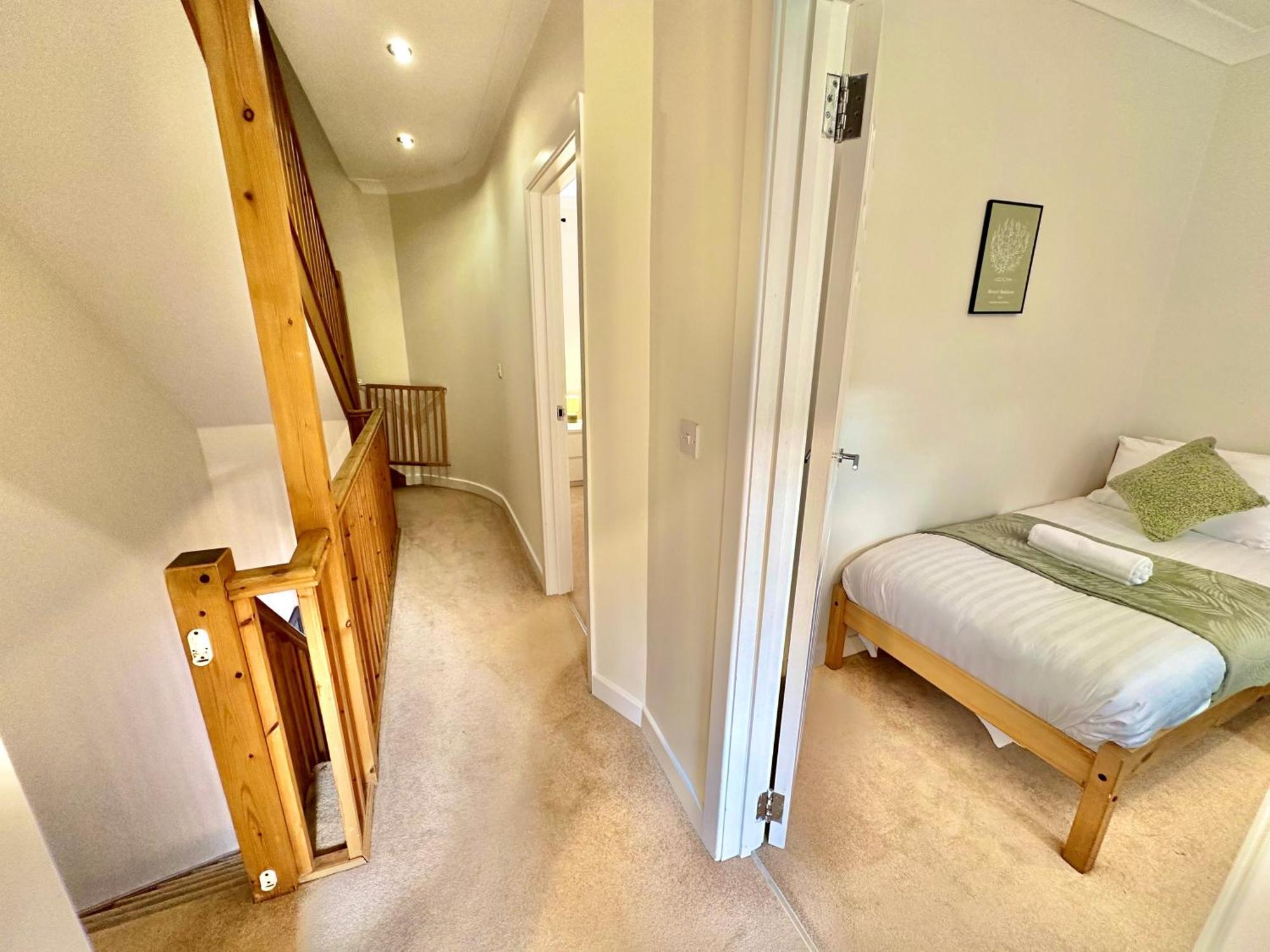 Family Three Bedroom - Outbuilding Games - Walk To Town And - Free Parking *