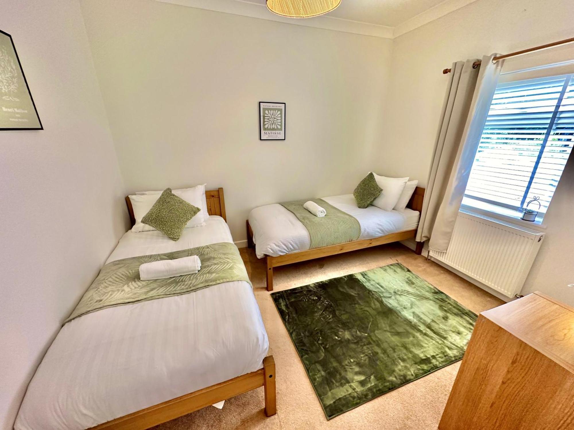 Family Three Bedroom - Outbuilding Games - Walk To Town And - Free Parking Holiday home