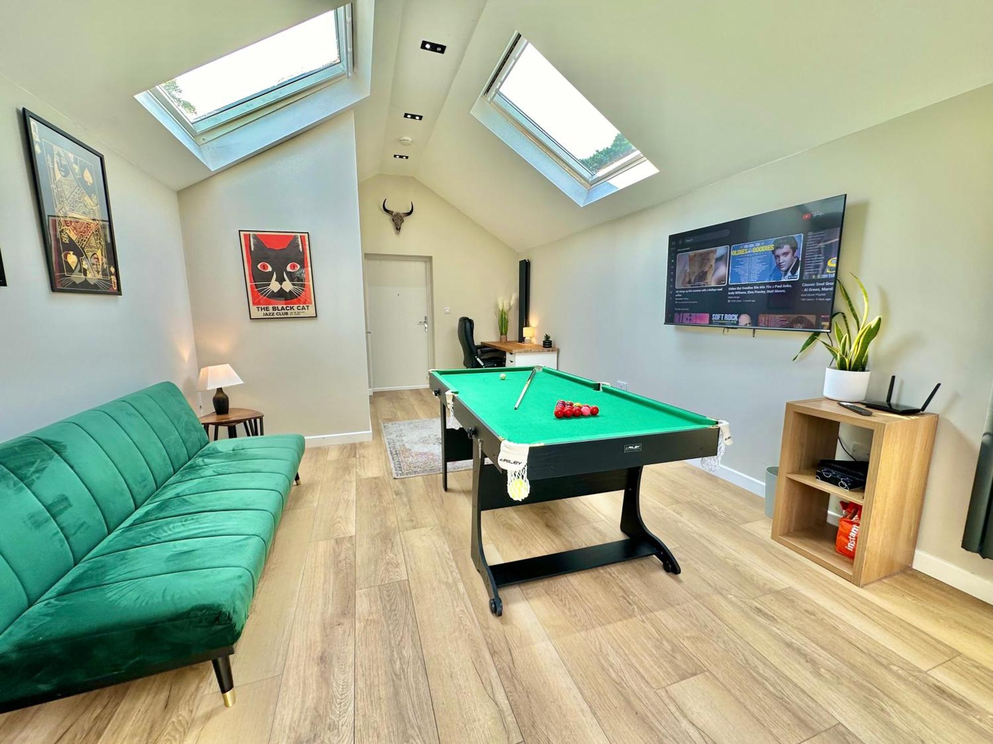 Family Three Bedroom - Outbuilding Games - Walk To Town And - Free Parking Holiday home *