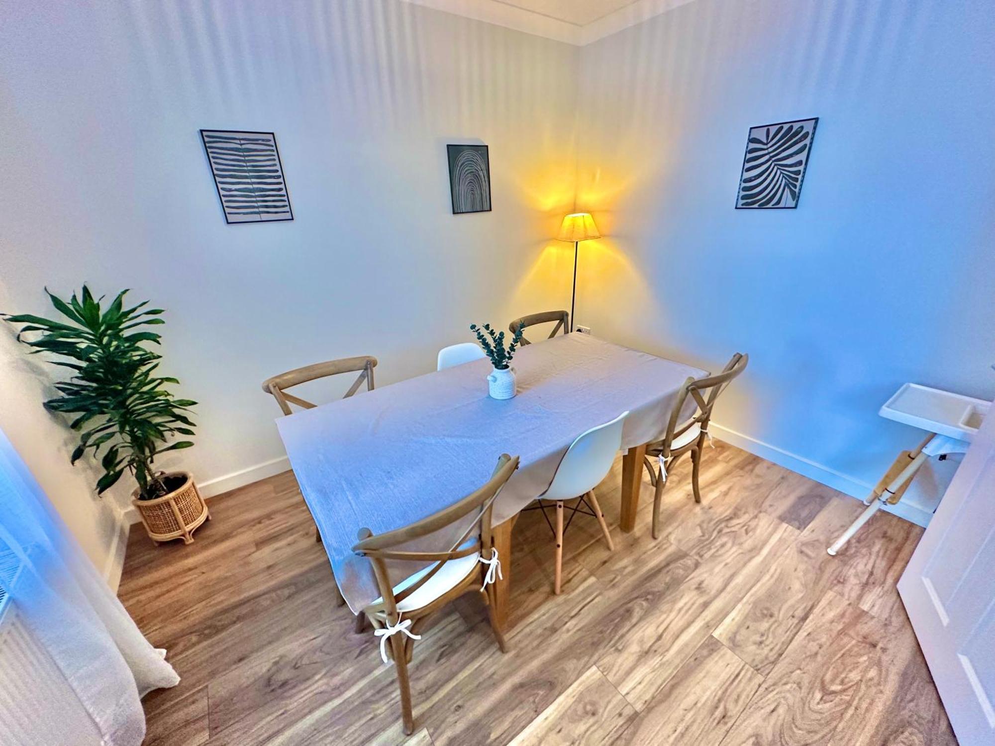 Family Three Bedroom - Outbuilding Games - Walk To Town And - Free Parking *