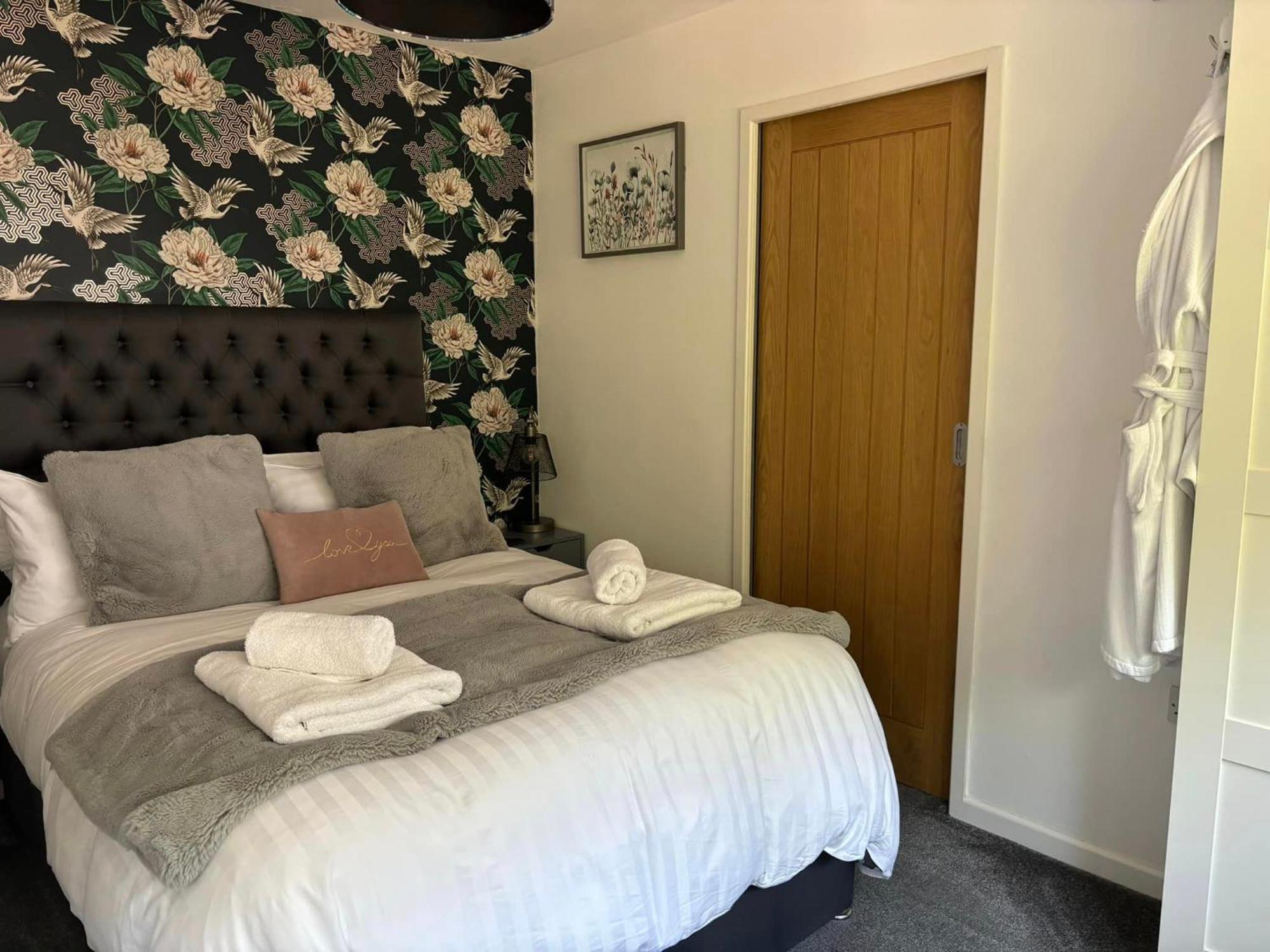 Secret Gem 1 Bed Garden Flat Private Luxury Hot Tub Bournemouth