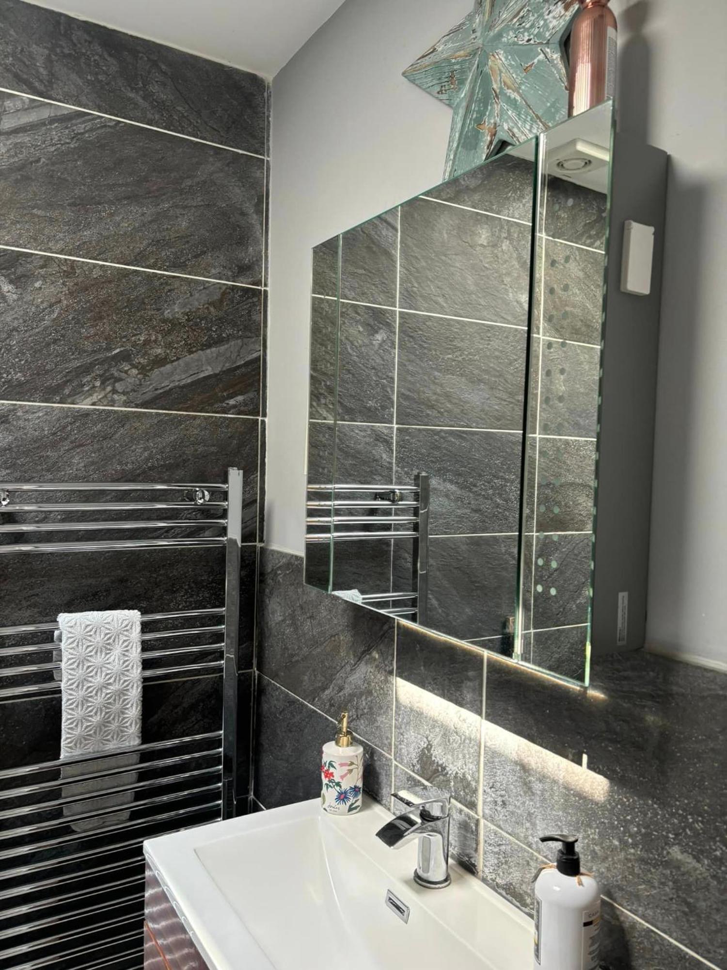 Secret Gem 1 Bed Garden Flat Private Luxury Hot Tub Apartment