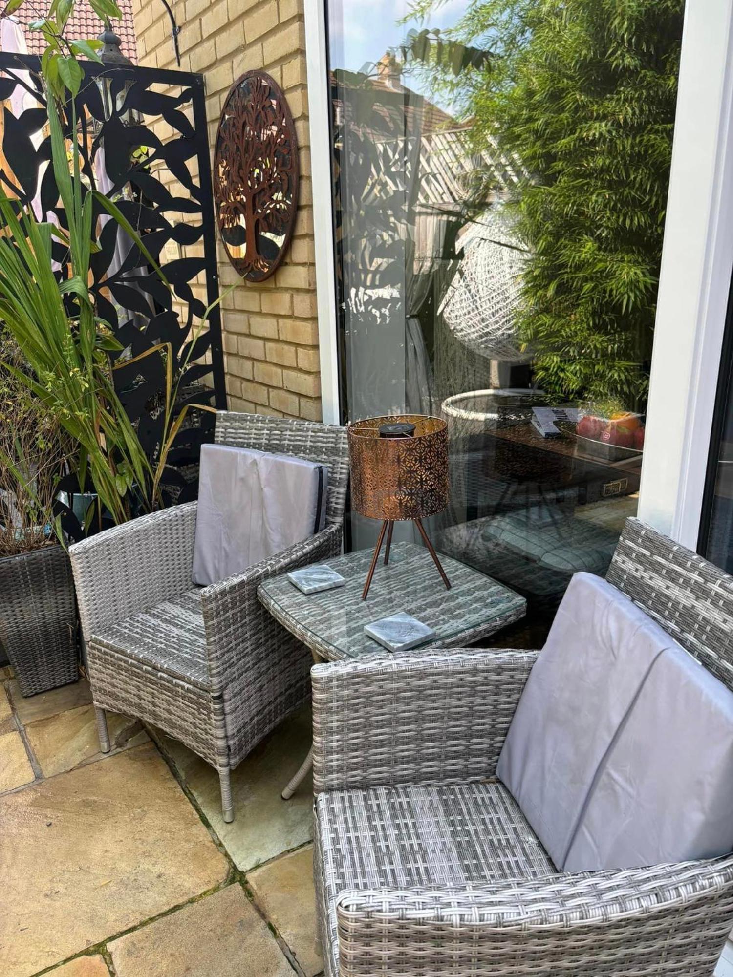 Secret Gem 1 Bed Garden Flat Private Luxury Hot Tub Apartment *