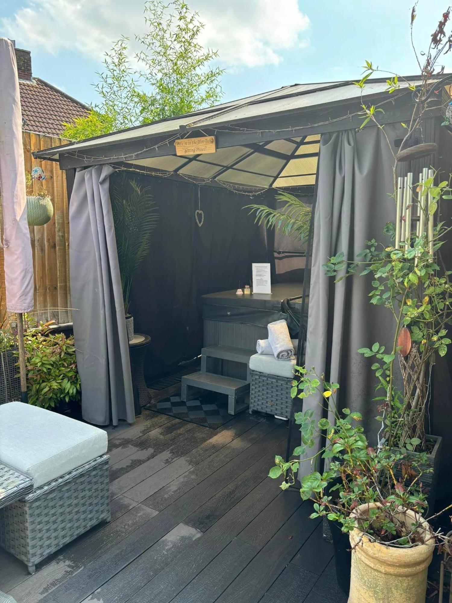 Secret Gem 1 Bed Garden Flat Private Luxury Hot Tub