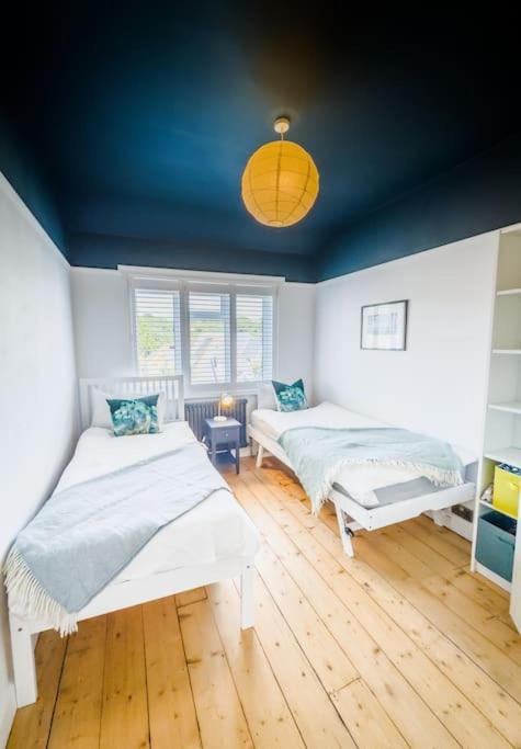 Holiday home 3 Bed Sleeping 8, Private Garden And Parking *