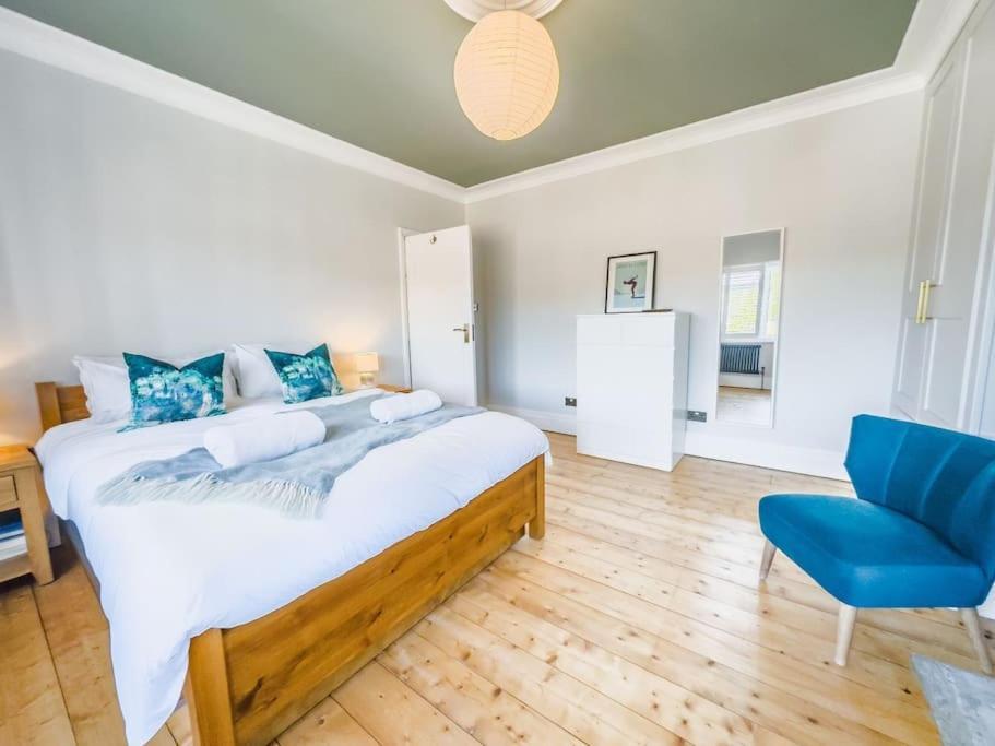 Holiday home 3 Bed Sleeping 8, Private Garden And Parking *