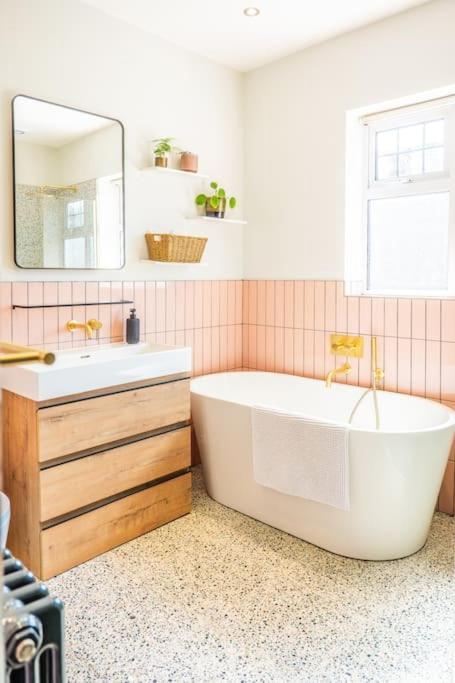 3 Bed Sleeping 8, Private Garden And Parking Bournemouth