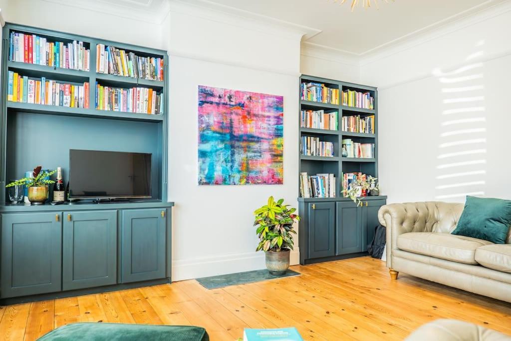 3 Bed Sleeping 8, Private Garden And Parking