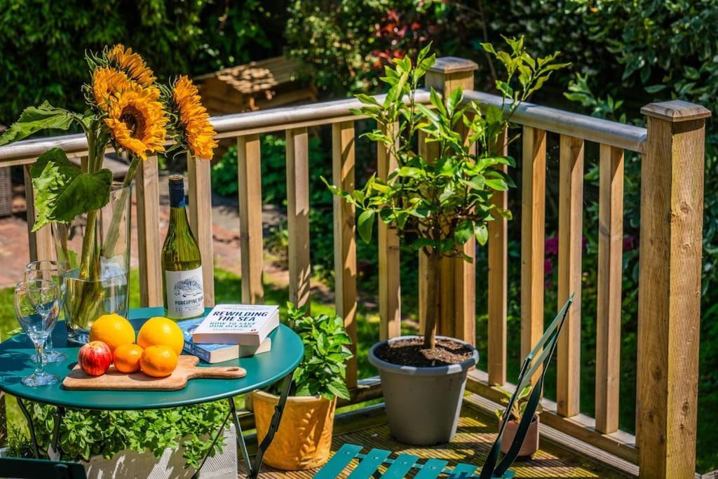 3 Bed Sleeping 8, Private Garden And Parking