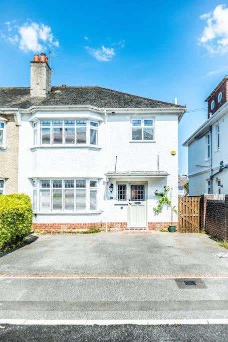 Holiday home 3 Bed Sleeping 8, Private Garden And Parking