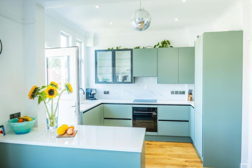 Holiday home 3 Bed Sleeping 8, Private Garden And Parking Bournemouth