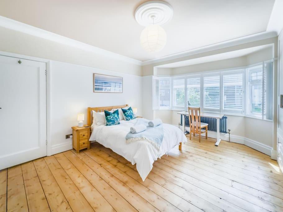 3 Bed Sleeping 8, Private Garden And Parking *
