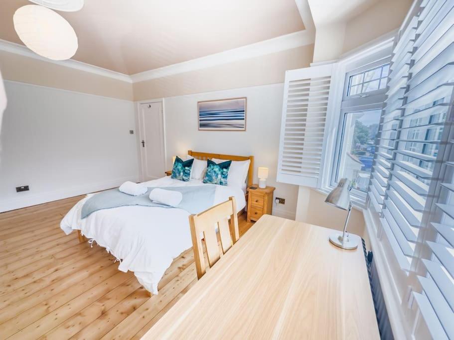 3 Bed Sleeping 8, Private Garden And Parking Bournemouth