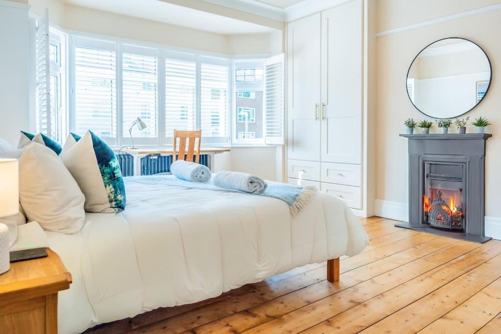 3 Bed Sleeping 8, Private Garden And Parking * Bournemouth