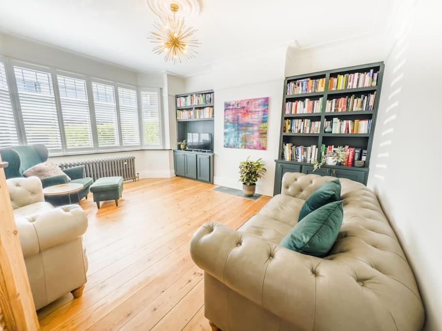 3 Bed Sleeping 8, Private Garden And Parking
