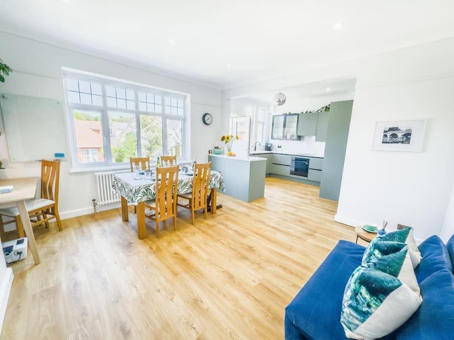 Holiday home 3 Bed Sleeping 8, Private Garden And Parking *