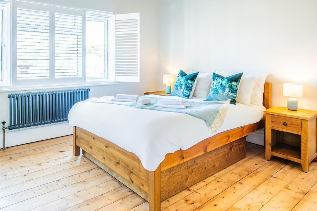 3 Bed Sleeping 8, Private Garden And Parking Holiday home Bournemouth