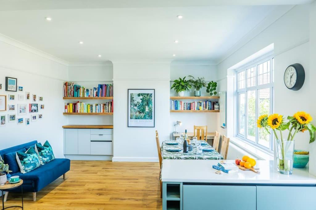 3 Bed Sleeping 8, Private Garden And Parking *