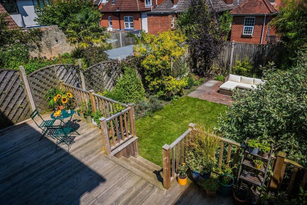 3 Bed Sleeping 8, Private Garden And Parking Holiday home