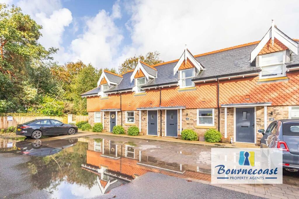 Bournecoast Modern Two Bed Terraced Hb9624 *