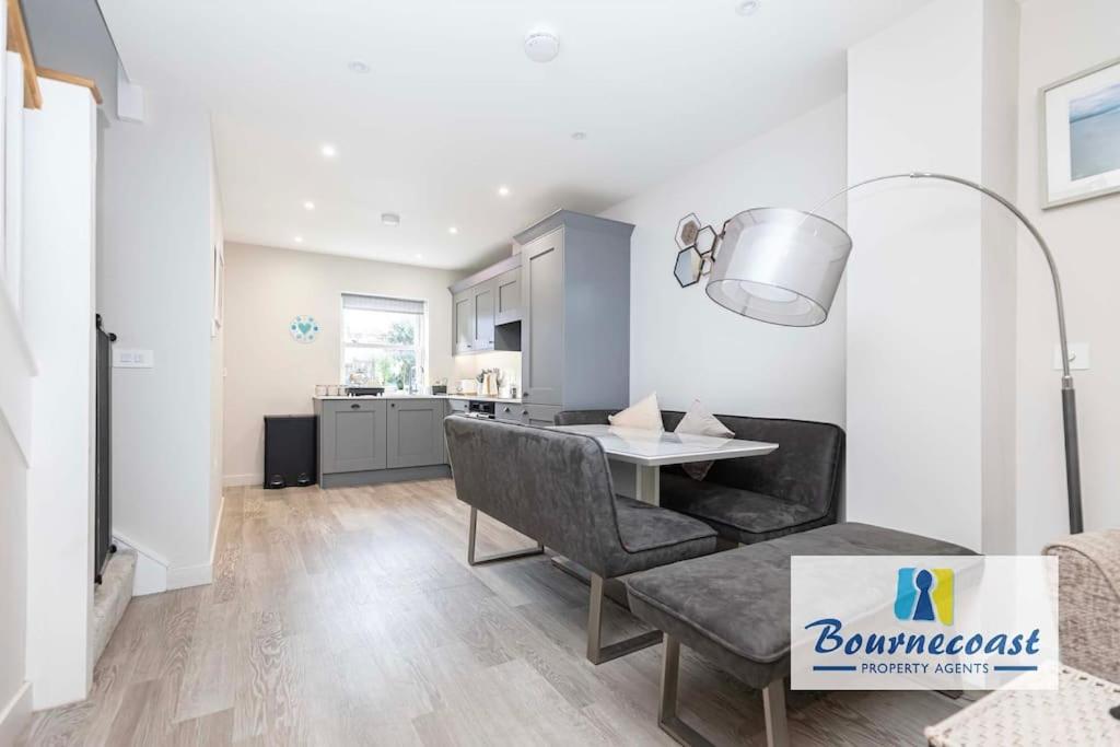 Bournecoast Modern Two Bed Terraced Hb9624 Bournemouth