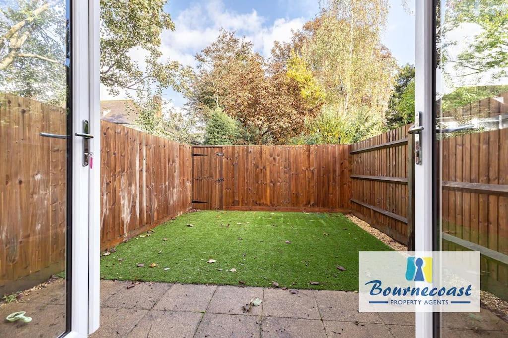Bournecoast Modern Two Bed Terraced Hb9624