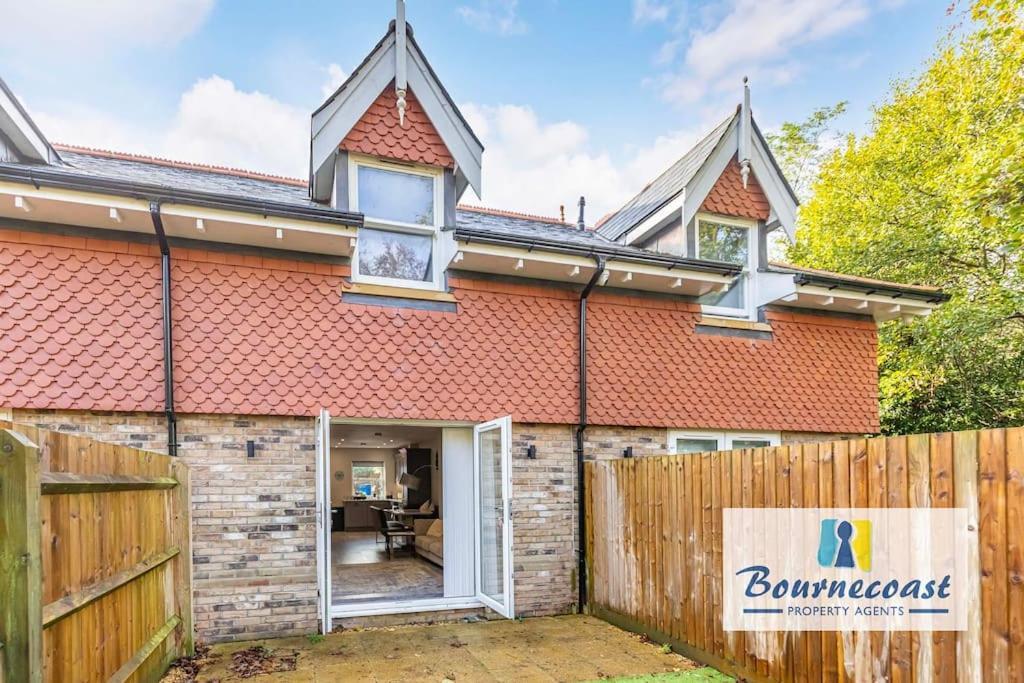 Bournecoast Modern Two Bed Terraced Hb9624