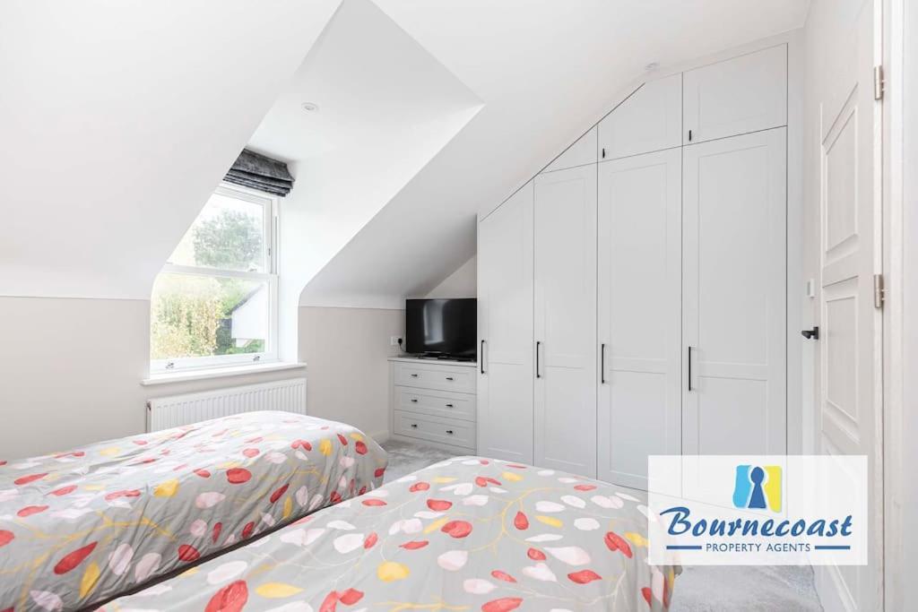 Bournecoast Modern Two Bed Terraced Hb9624 *