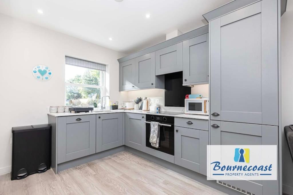 Bournecoast Modern Two Bed Terraced Hb9624 * Bournemouth