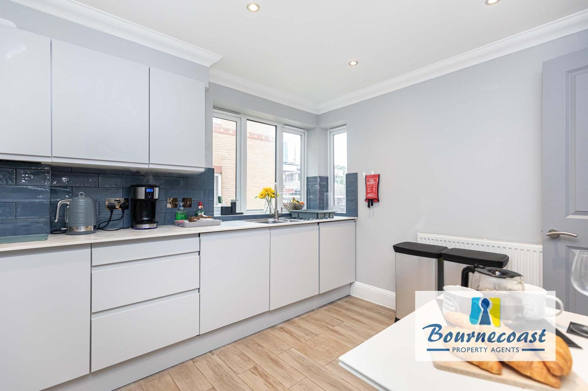 Apartment Bournecoast: Modern Flat-balcony-parking-fm6326 Bournemouth