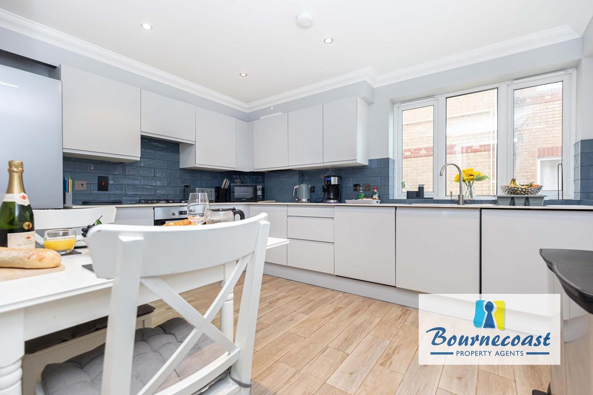 Bournecoast: Modern Flat-balcony-parking-fm6326 Apartment Bournemouth