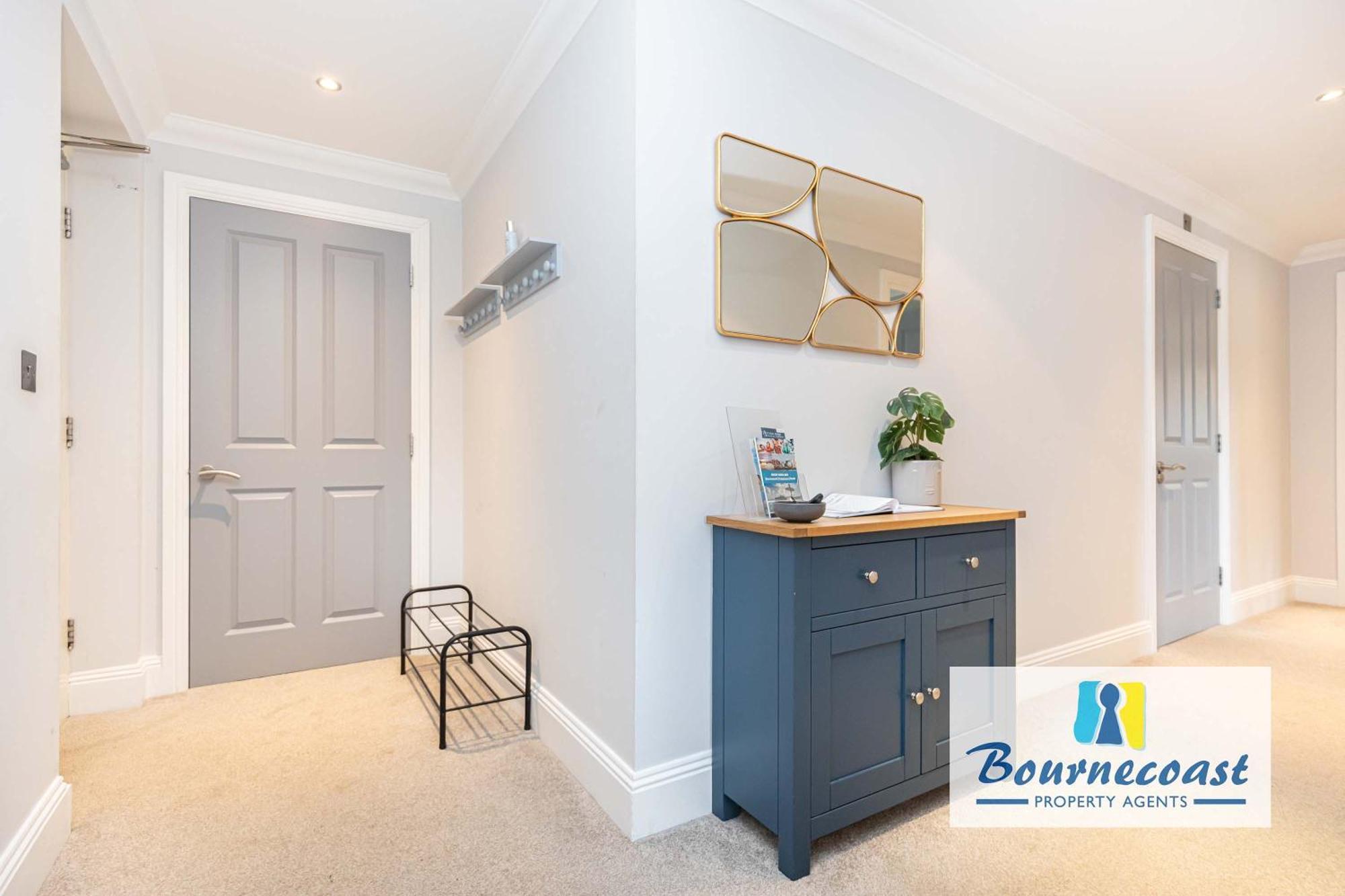 Bournecoast: Modern Flat-balcony-parking-fm6326 Apartment