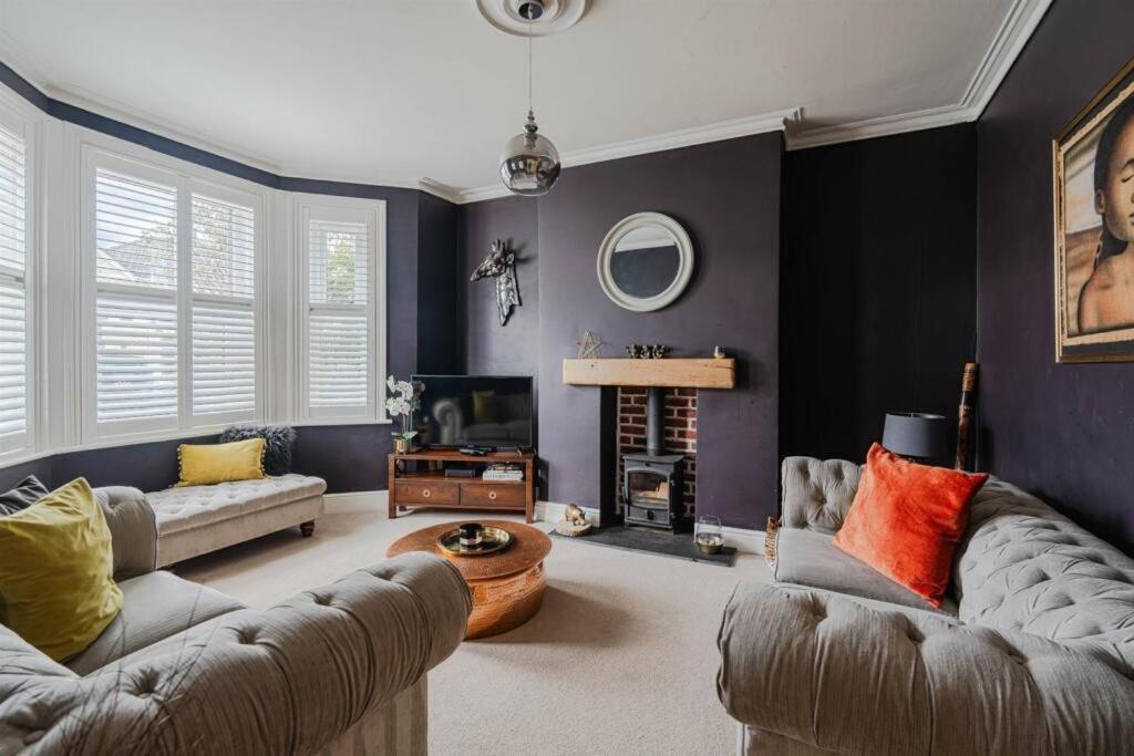 'above & Beyond' Victorian Semi Parking Garden Holiday home