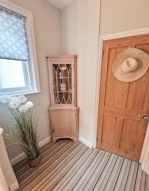 'above & Beyond' Victorian Semi Parking Garden Holiday home