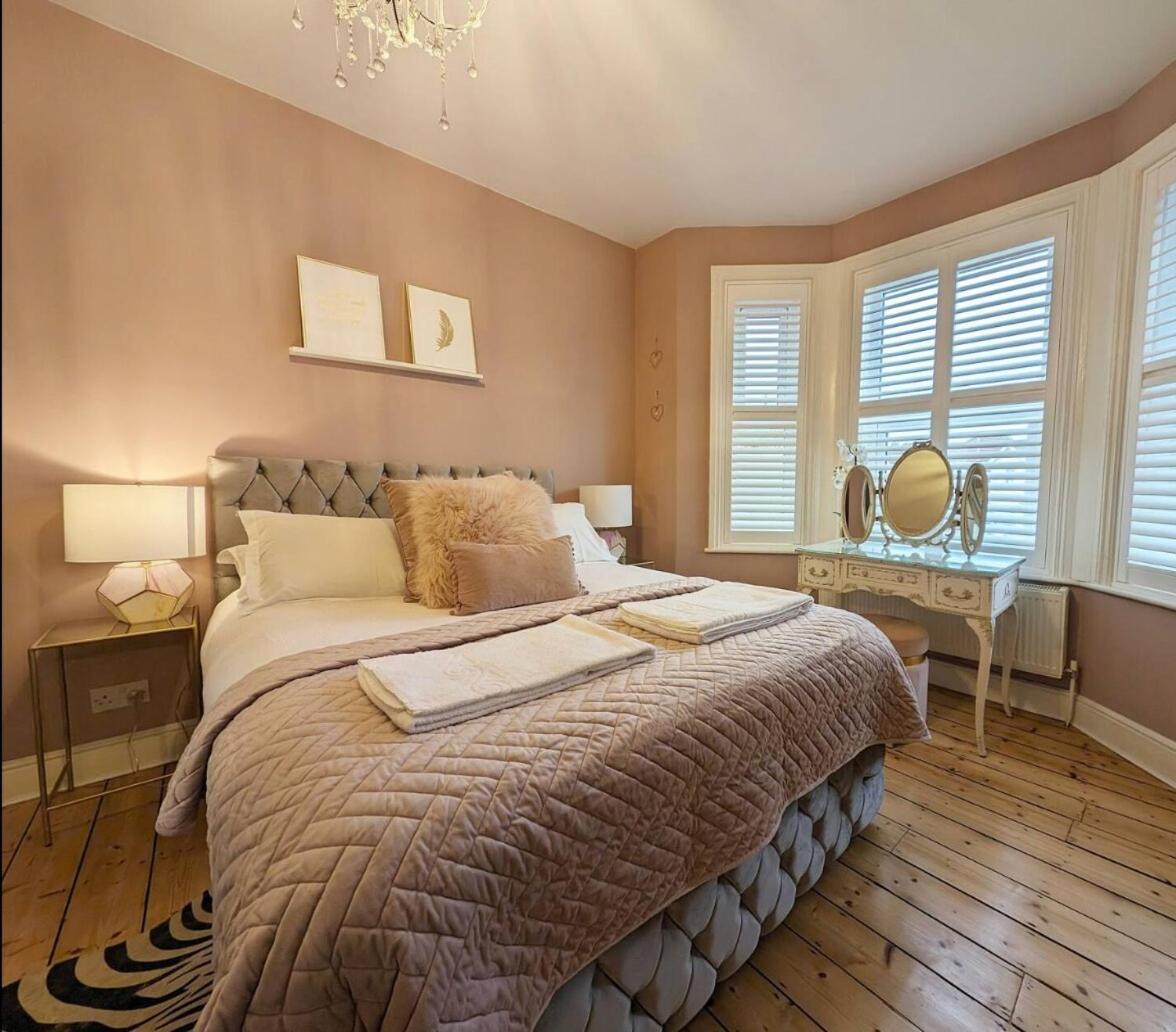 'above & Beyond' Victorian Semi Parking Garden Holiday home