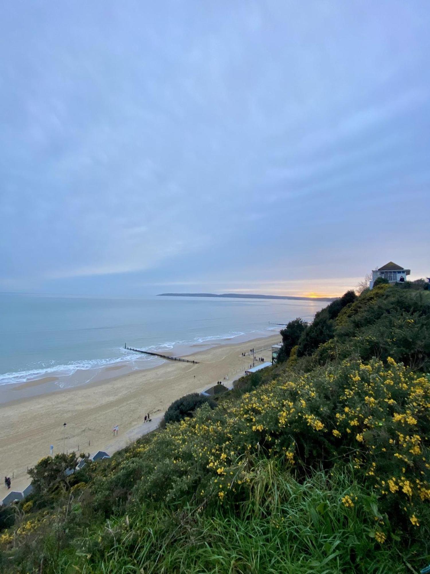 Family Retreat Stylish Apartment, Sleeps 6, 7 Minute Walk To Parking Wifi Kitchen And Washer Apartment *