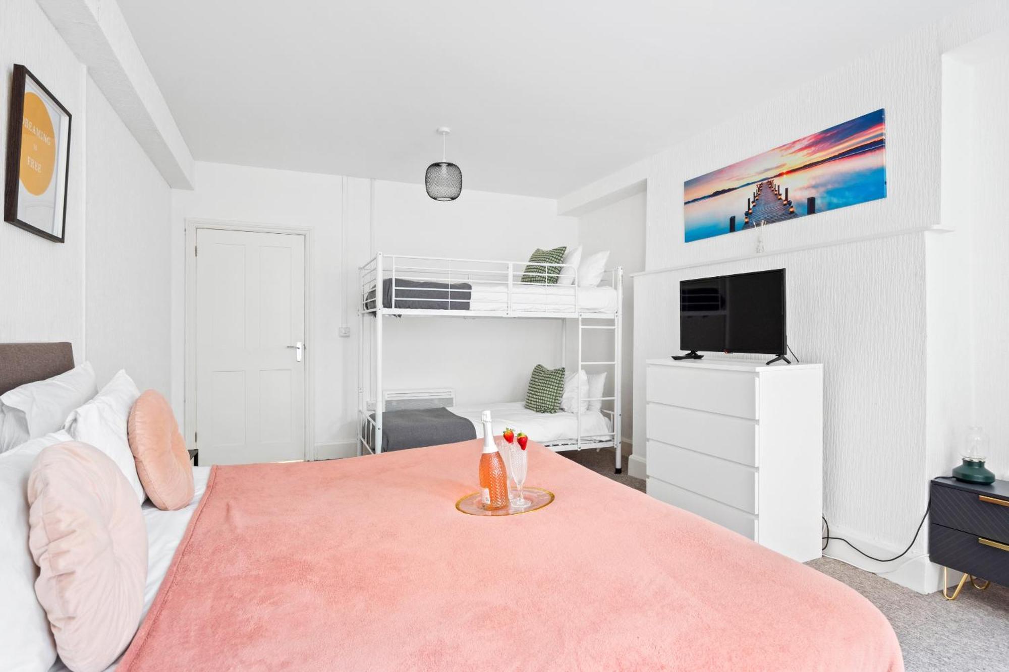 Apartment Family Retreat Stylish Apartment, Sleeps 6, 7 Minute Walk To Parking Wifi Kitchen And Washer *