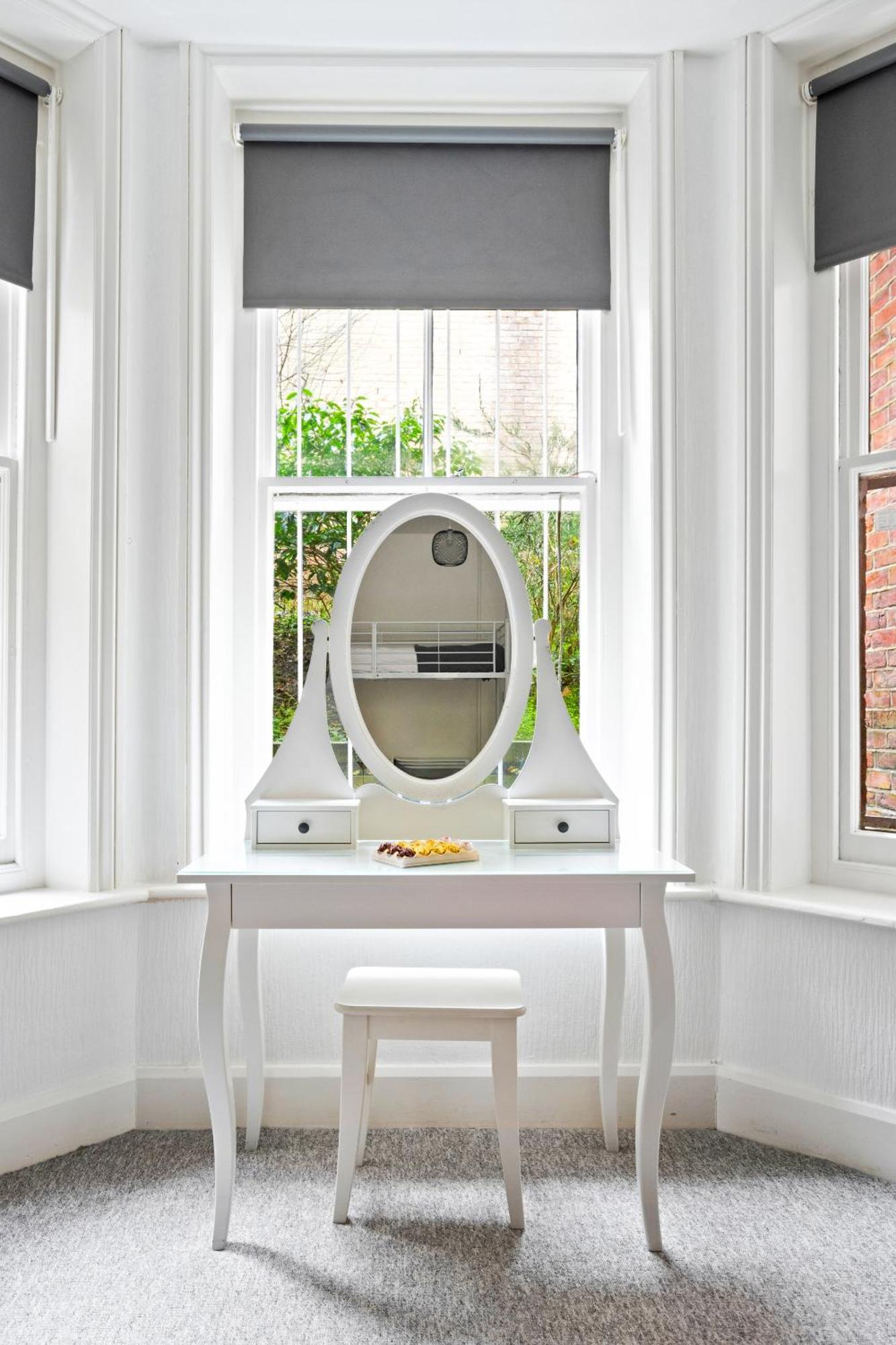 Family Retreat Stylish Apartment, Sleeps 6, 7 Minute Walk To Parking Wifi Kitchen And Washer Apartment Bournemouth