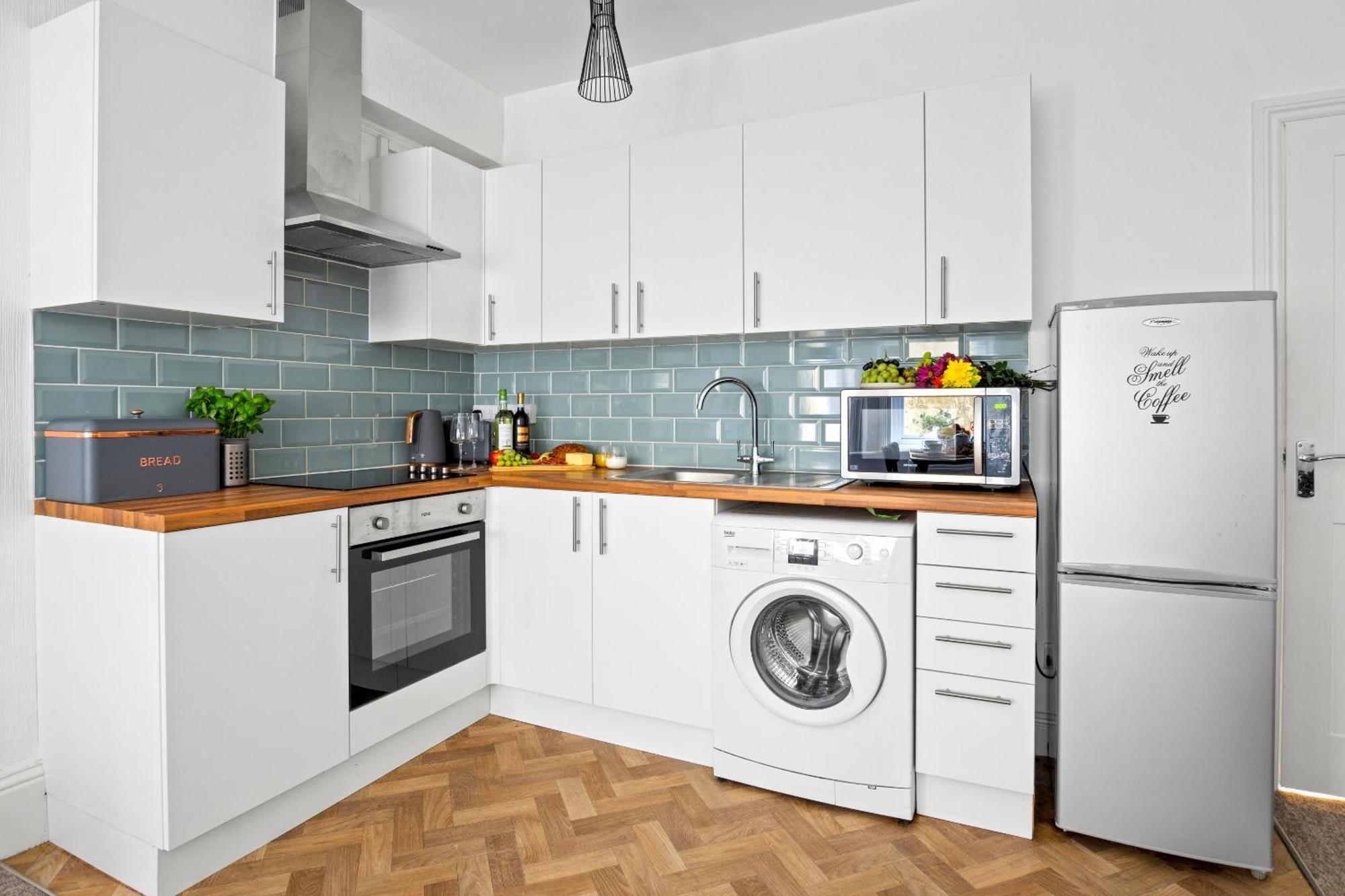 Family Retreat Stylish Apartment, Sleeps 6, 7 Minute Walk To Parking Wifi Kitchen And Washer Apartment Bournemouth