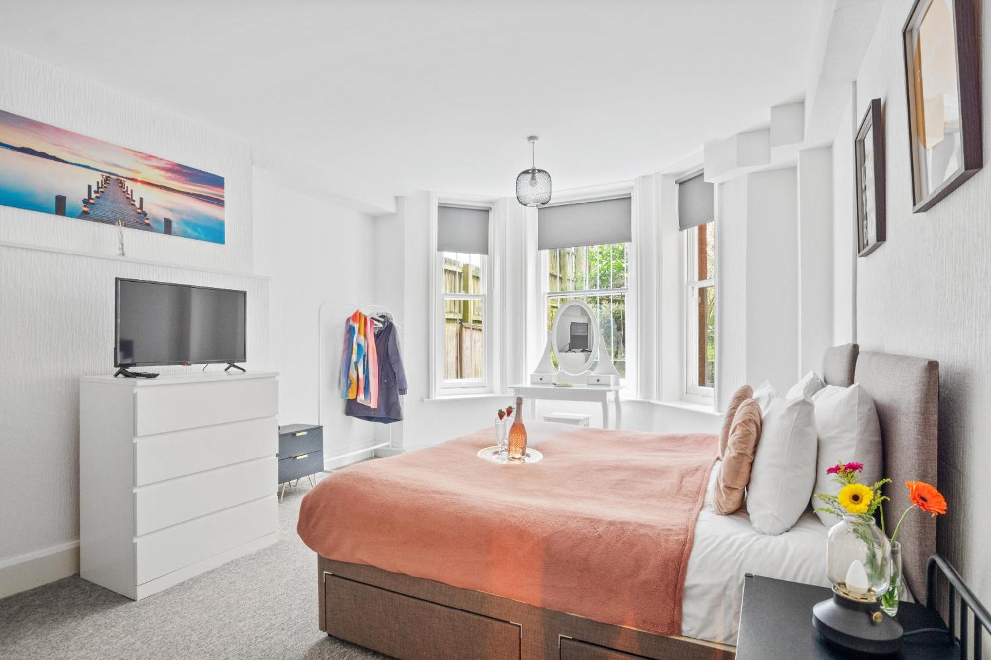 Family Retreat Stylish Apartment, Sleeps 6, 7 Minute Walk To Parking Wifi Kitchen And Washer Bournemouth