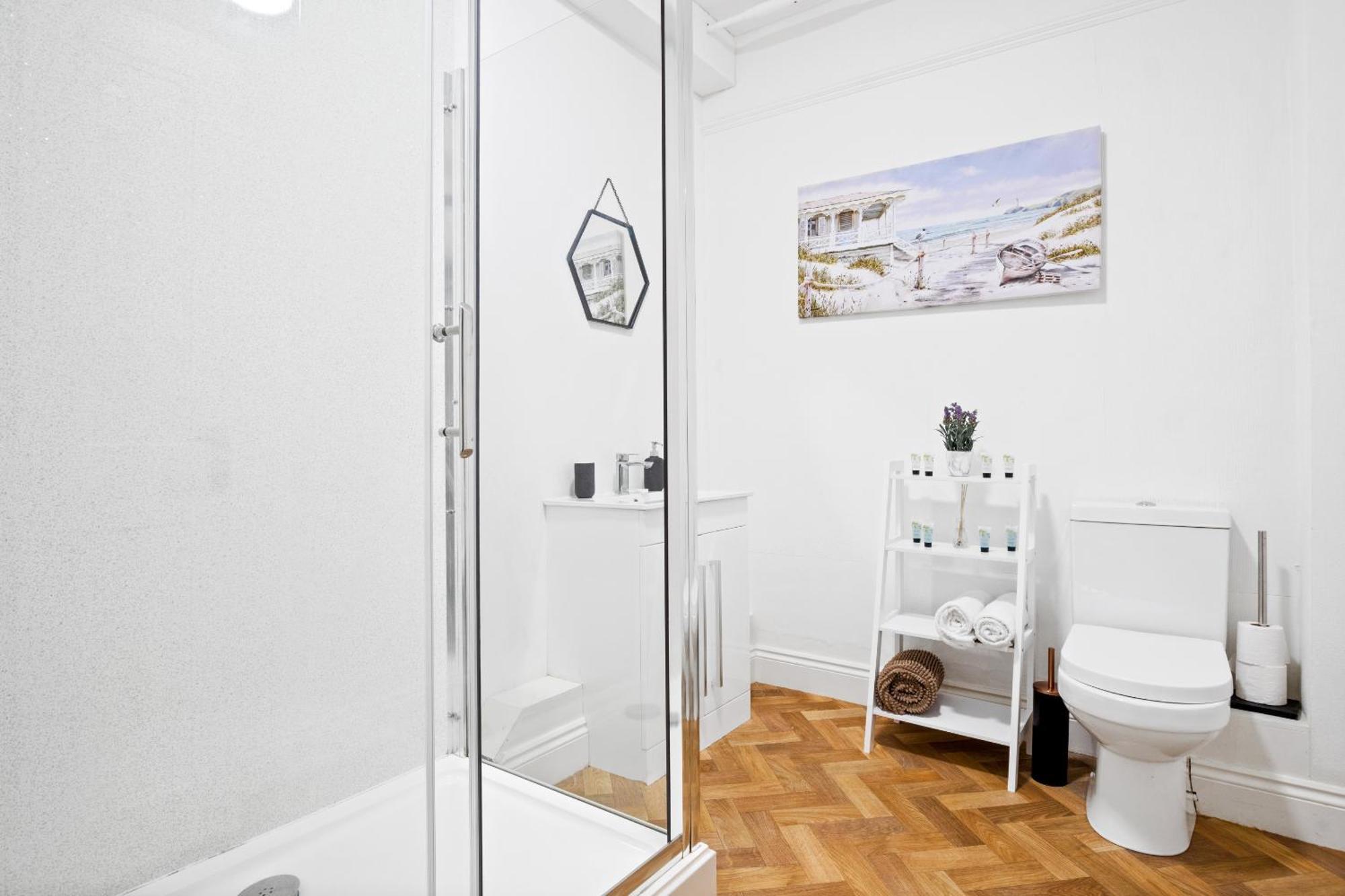 Family Retreat Stylish Apartment, Sleeps 6, 7 Minute Walk To Parking Wifi Kitchen And Washer * Bournemouth