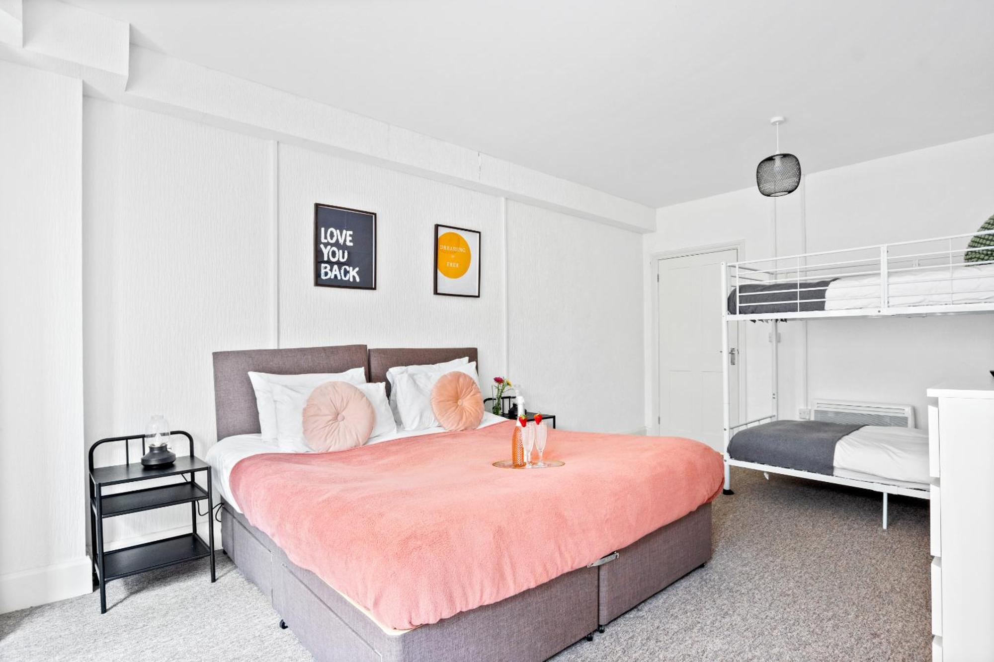 Family Retreat Stylish Apartment, Sleeps 6, 7 Minute Walk To Parking Wifi Kitchen And Washer