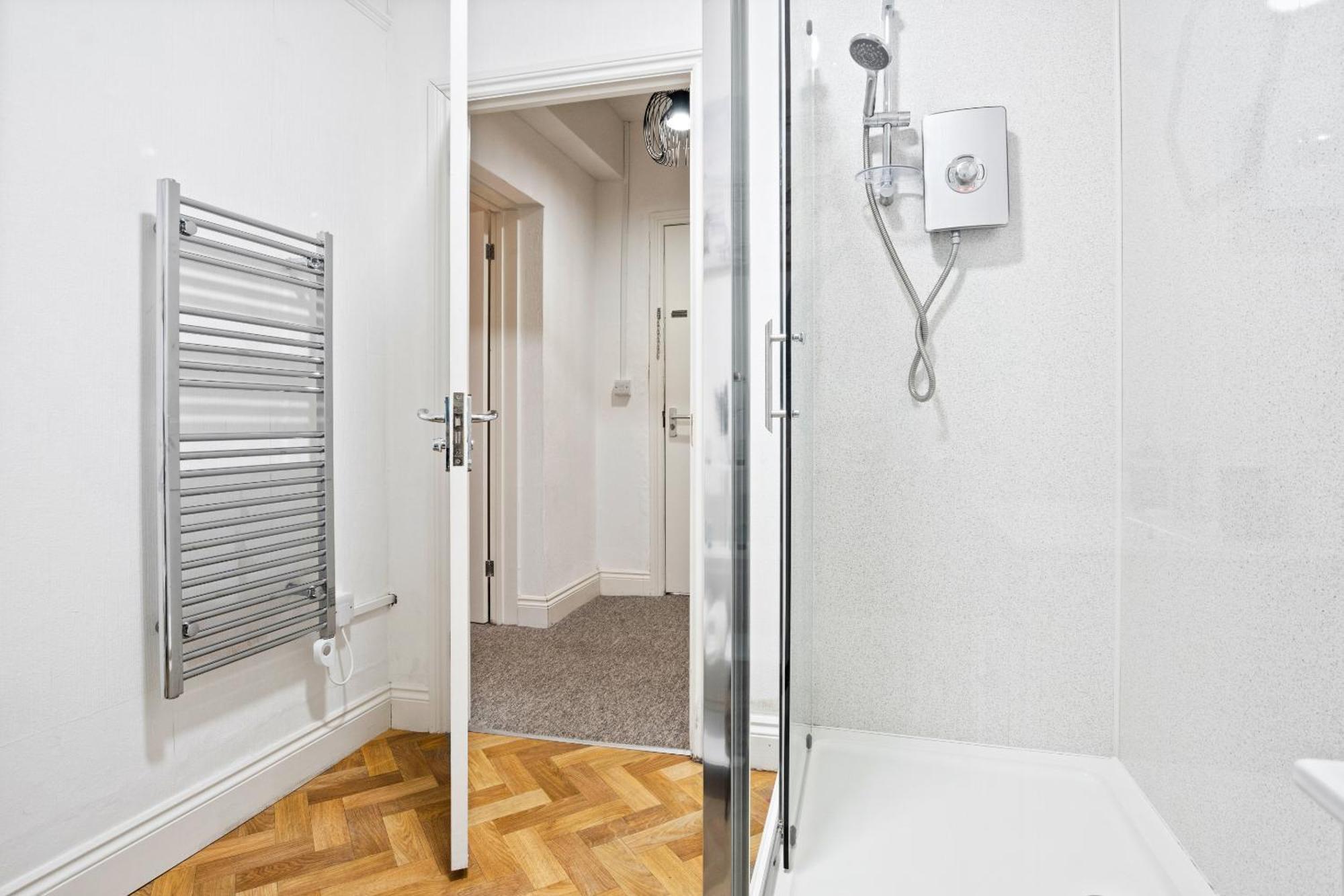 Family Retreat Stylish Apartment, Sleeps 6, 7 Minute Walk To Parking Wifi Kitchen And Washer Apartment